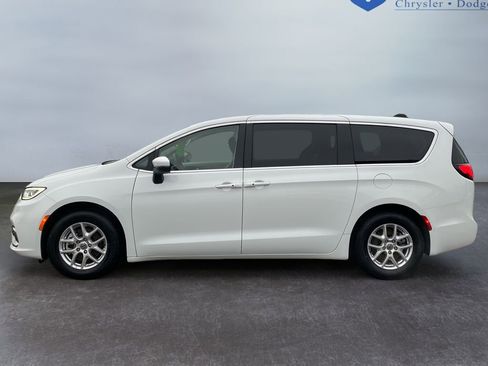 Used 2023 Chrysler Pacifica Touring-L image 2