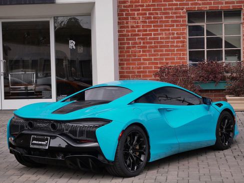 Used 2023 McLaren Artura RWD image 4