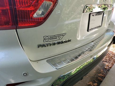 Used 2017 Nissan Pathfinder SL w/ SL Tech Package FWD image 15