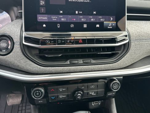 Used 2024 Jeep Compass Latitude image 27