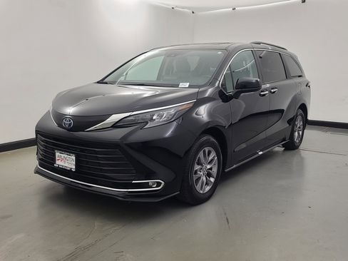 Used 2024 Toyota Sienna XLE image 8