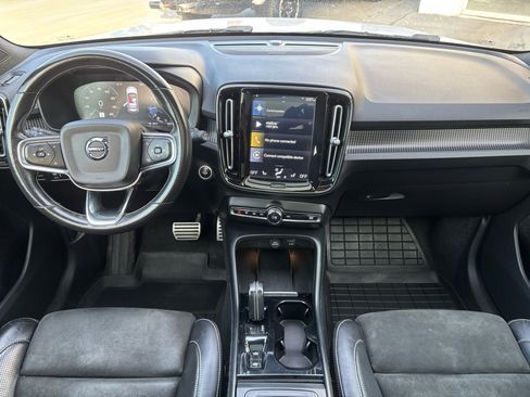 Used 2021 Volvo XC40 T5 R-Design image 4