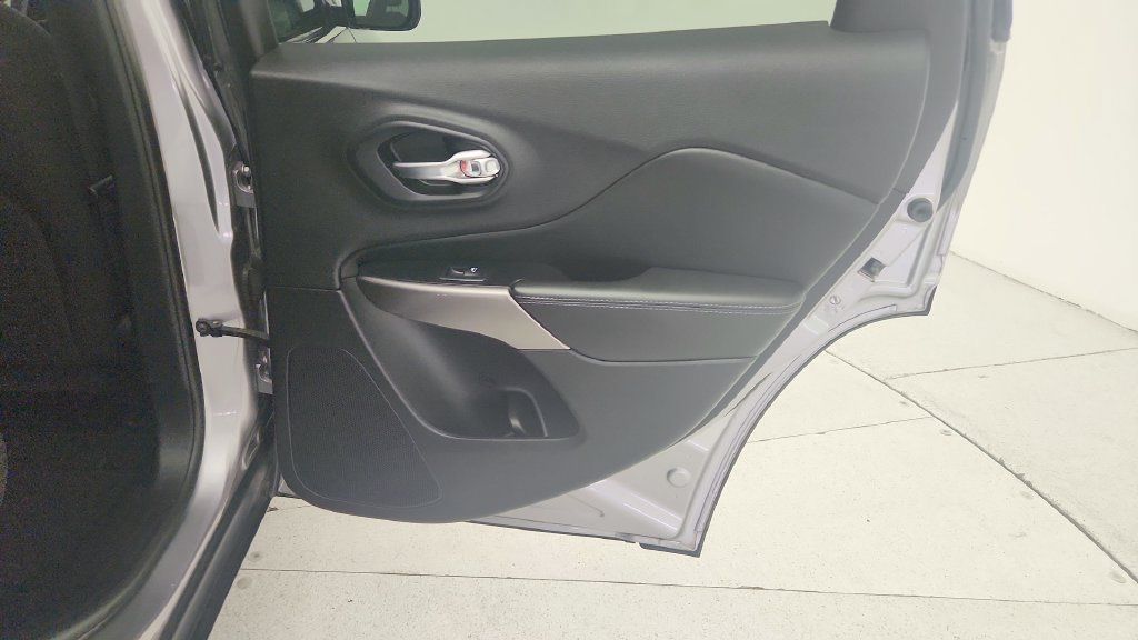 Used 2019 Jeep Cherokee Latitude w/ Popular Appearance Group FWD image 30