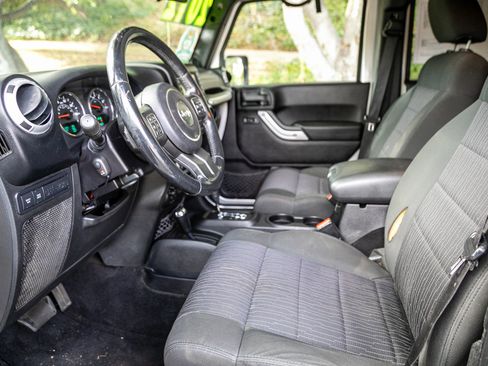 Used 2012 Jeep Wrangler Unlimited Rubicon w/ Connectivity Group image 26