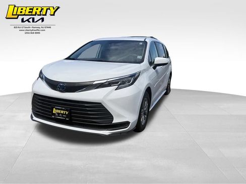 Used 2022 Toyota Sienna LE AWD/4WD image 3