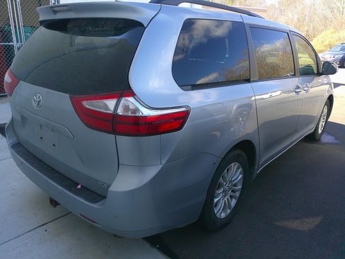 Used 2017 Toyota Sienna XLE image 8