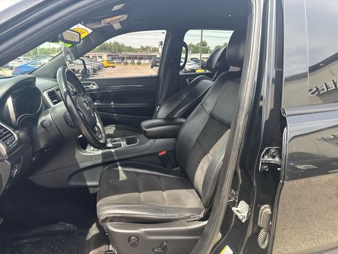 Used 2018 Jeep Grand Cherokee Altitude AWD/4WD image 11