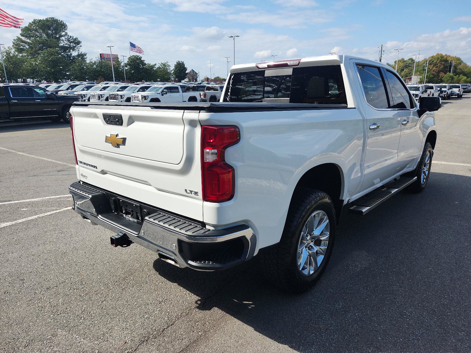 Used 2022 Chevrolet Silverado 1500 LTZ w/ LTZ Premium Package AWD/4WD image 3