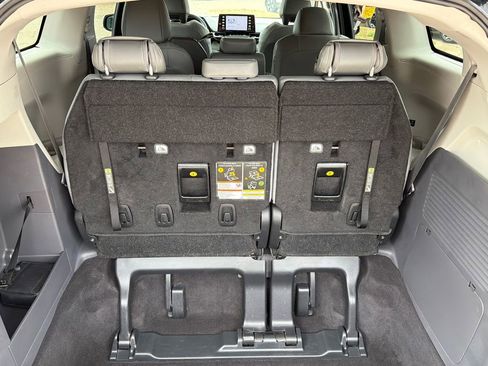 Used 2024 Toyota Sienna XLE FWD image 9