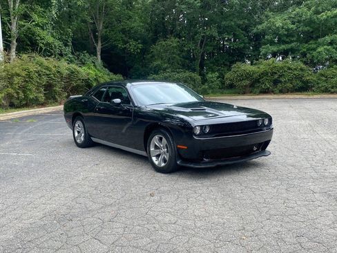 Used 2018 Dodge Challenger SXT RWD image 3
