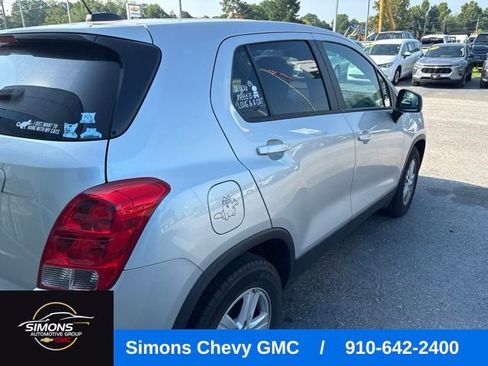 Used 2022 Chevrolet Trax LS w/ Tint and Cruise Package FWD image 4