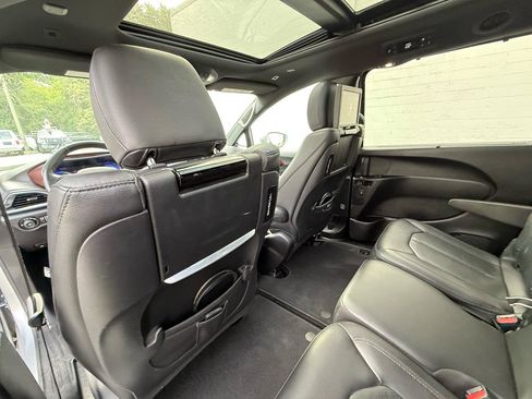 Used 2019 Chrysler Pacifica Touring-L FWD image 15