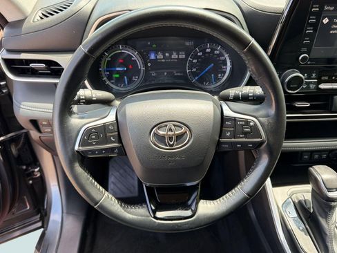 Used 2021 Toyota Highlander XLE AWD/4WD image 16