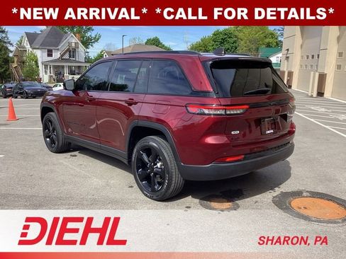 Used 2023 Jeep Grand Cherokee Limited w/ Luxury Tech Group II AWD/4WD image 4