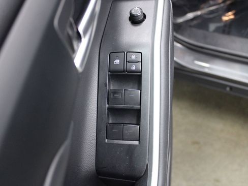 Used 2021 Toyota Highlander XLE image 14