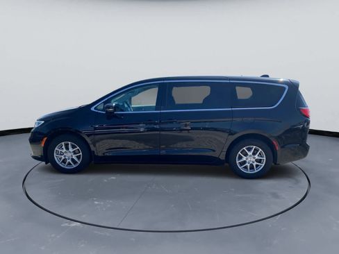 Used 2024 Chrysler Pacifica Touring-L FWD image 2