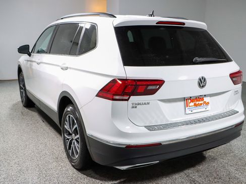 Used 2020 Volkswagen Tiguan SE w/ Panoramic Sunroof Package image 9