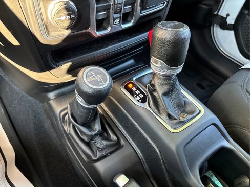 Certified 2021 Jeep Gladiator Willys image 31