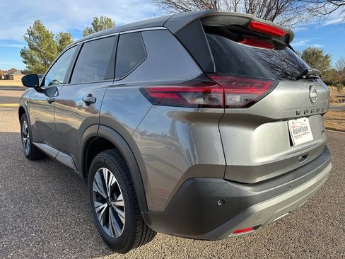 Used 2022 Nissan Rogue SV image 2