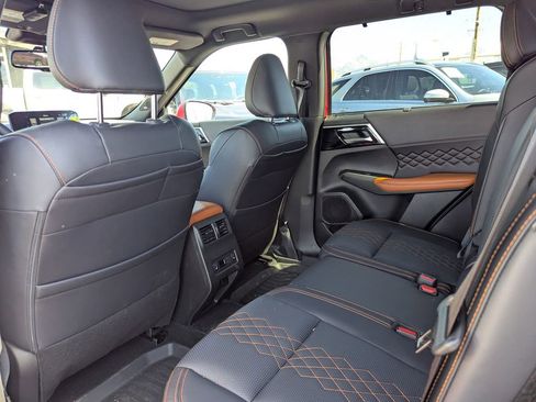 Used 2025 Mitsubishi Outlander 4WD Plug-In Hybrid image 33