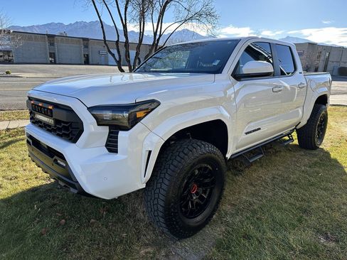 Used 2024 Toyota Tacoma SR5 AWD/4WD image 11