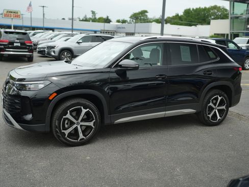 Used 2025 Volkswagen Tiguan SE AWD/4WD image 10