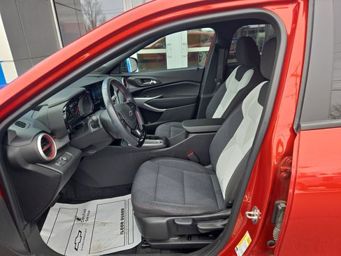 Certified 2024 Chevrolet Trax RS w/ Driver Confidence Package image 5