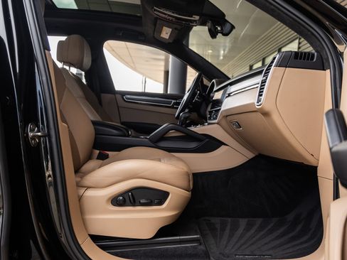 Certified 2023 Porsche Cayenne GTS AWD/4WD image 43
