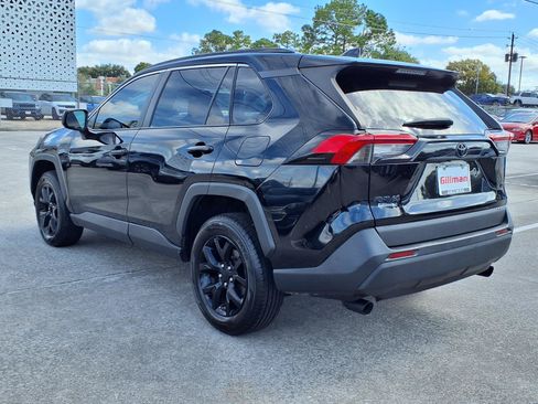 Used 2021 Toyota RAV4 LE FWD image 3