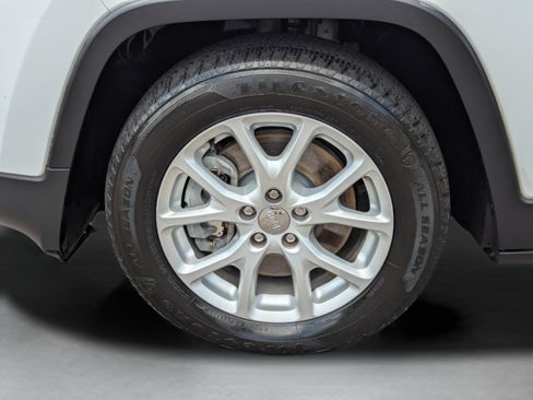 Used 2016 Jeep Cherokee Latitude w/ Comfort/Convenience Group FWD image 38
