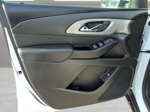 Used 2023 Chevrolet Traverse LT FWD image 16
