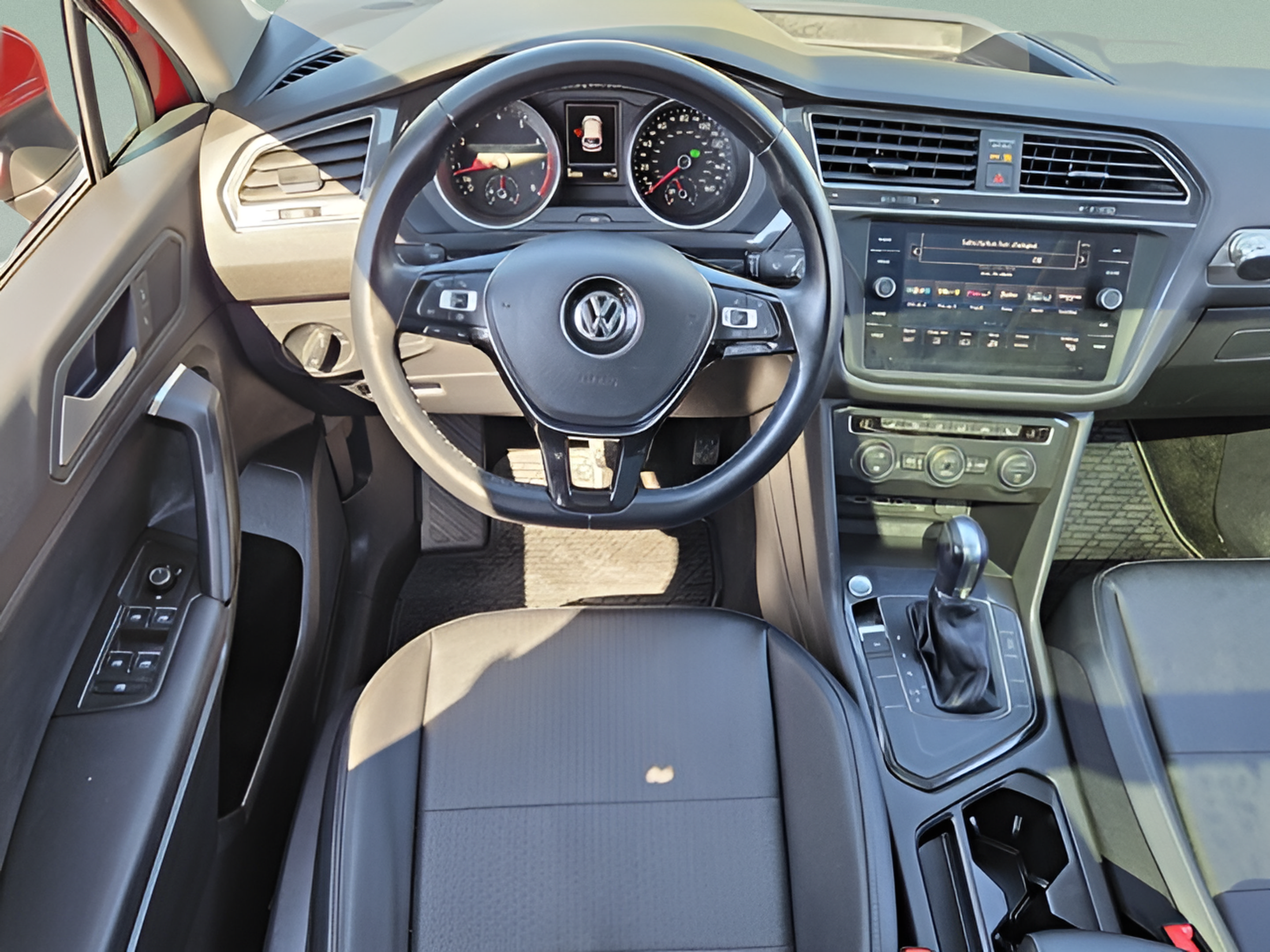 Used 2019 Volkswagen Tiguan SE w/ Panoramic Sunroof Package FWD image 12