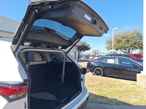 Used 2023 Toyota Highlander L image 37