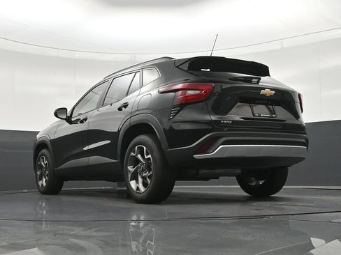Used 2025 Chevrolet Trax LT FWD image 25