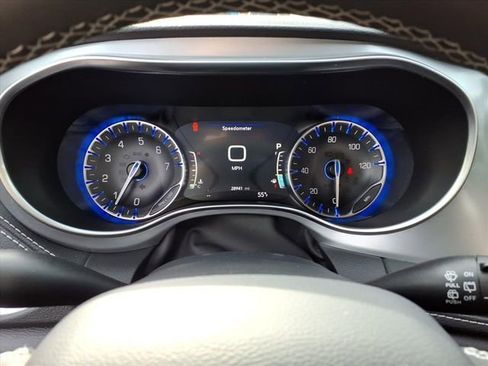 Used 2025 Chrysler Pacifica Limited FWD image 19