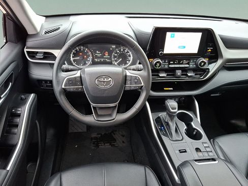 Used 2023 Toyota Highlander XLE image 9