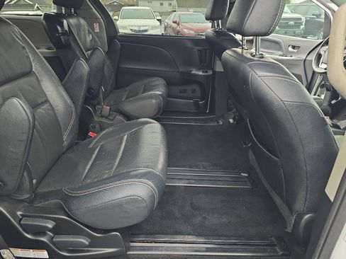 Used 2018 Toyota Sienna SE image 16