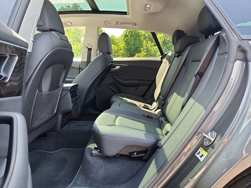 Used 2023 Audi Q8 Premium w/ Convenience Package AWD/4WD image 16