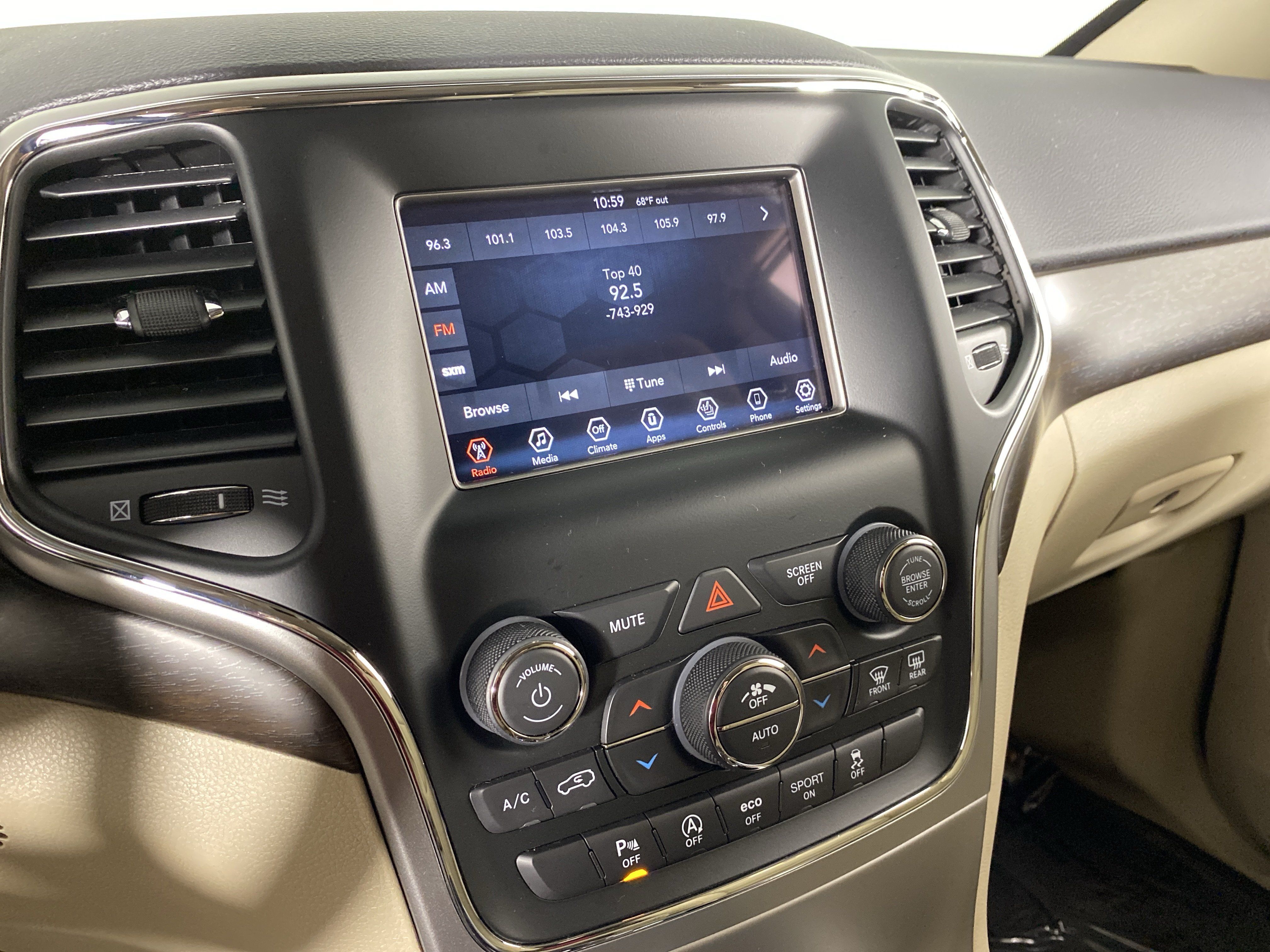 Used 2018 Jeep Grand Cherokee Laredo AWD/4WD image 28
