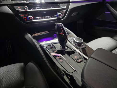 Used 2022 BMW 530e w/ Premium Package image 18