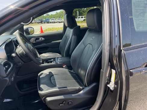 Used 2022 Chrysler Pacifica Limited w/ Uconnect Theater Family Group FWD image 6