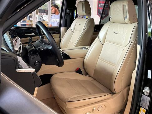 Used 2024 Cadillac Escalade Premium Luxury RWD image 3