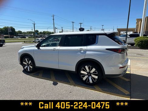 Used 2025 Mitsubishi Outlander SE AWD/4WD image 3