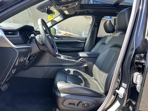 Certified 2025 Jeep Grand Cherokee Limited AWD/4WD image 16