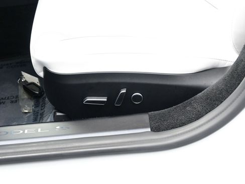 Used 2021 Tesla Model S Plaid image 11