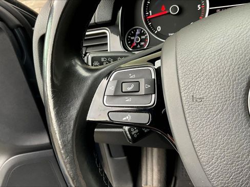 Used 2016 Volkswagen Touareg Sport image 18