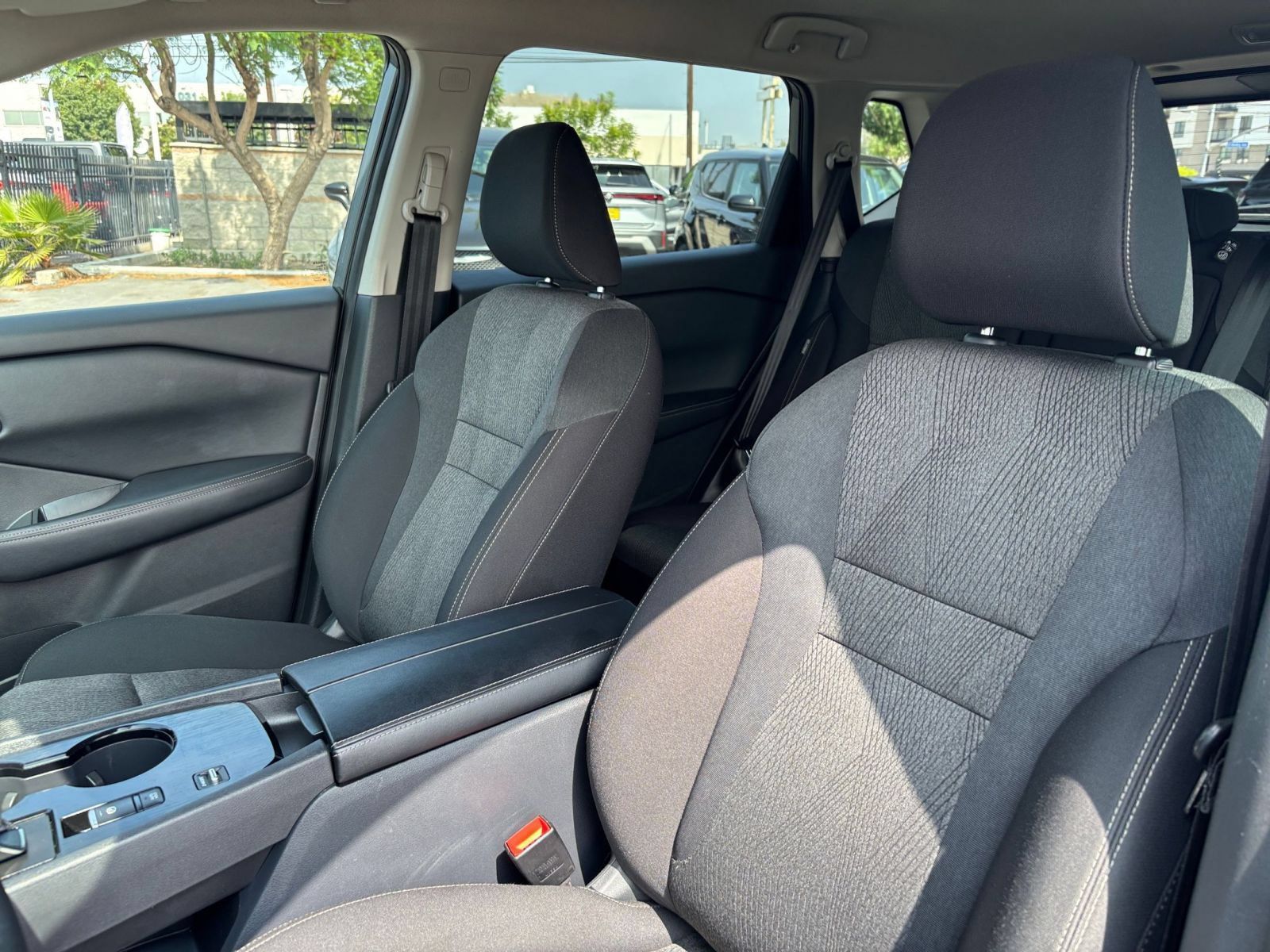 Used 2025 Nissan Rogue SV FWD image 37