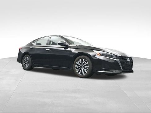 Used 2024 Nissan Altima 2.5 SV FWD image 15