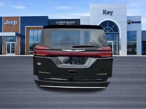 Used 2024 Chrysler Pacifica Limited FWD image 5