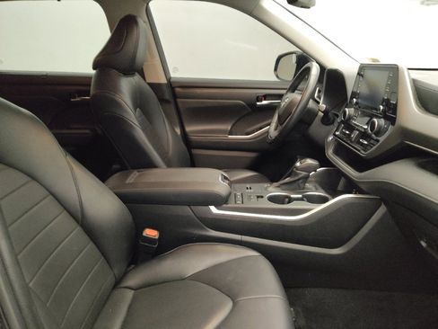 Used 2022 Toyota Highlander XLE FWD image 21
